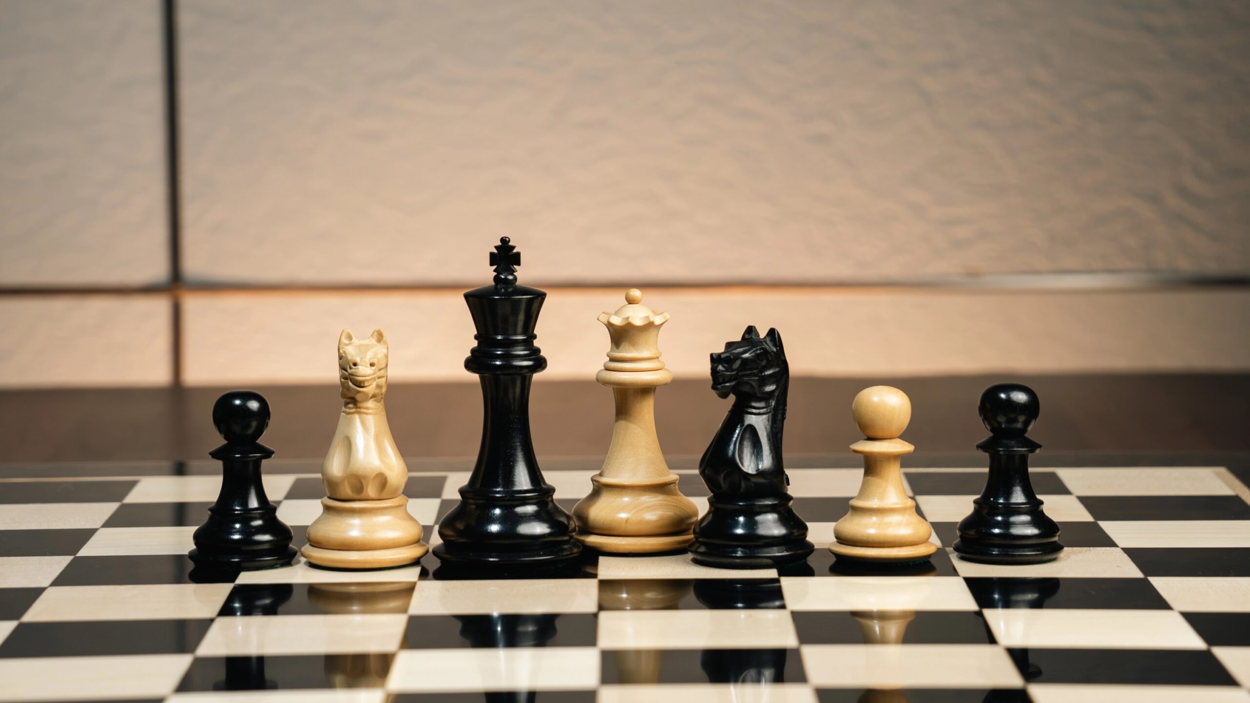 4" FIERCE KNIGHT STAUNTON EBONY TRIPLE WEIGHTED CHESS PIECES WITH 21" EBONY CHESSBOARD & STORAGE BOX