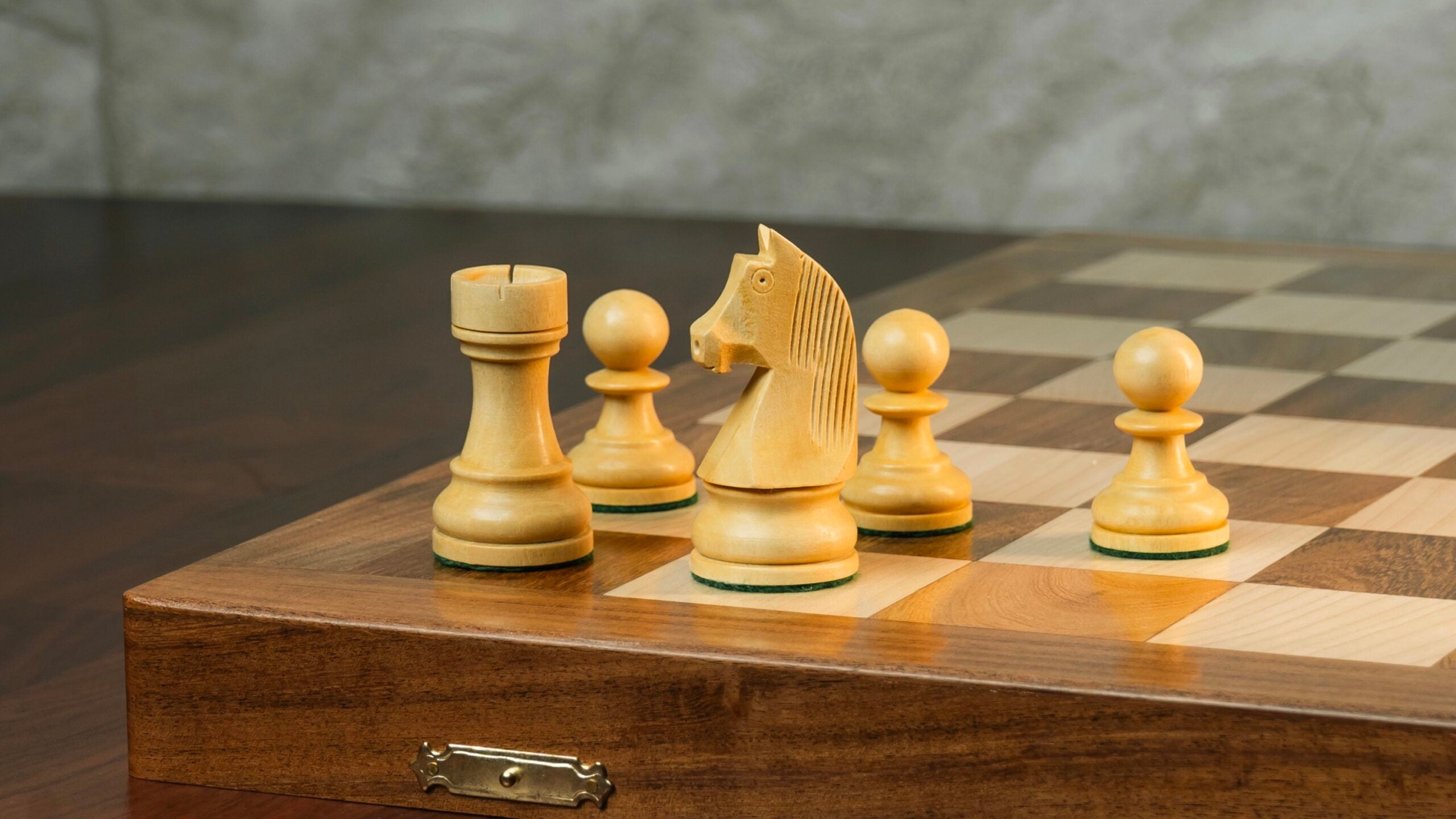 3.75” GERMAN KNIGHT STAUNTON CHESS PIECES WITH 20” FOLDING STORAGE CHESSBOARD & BAG