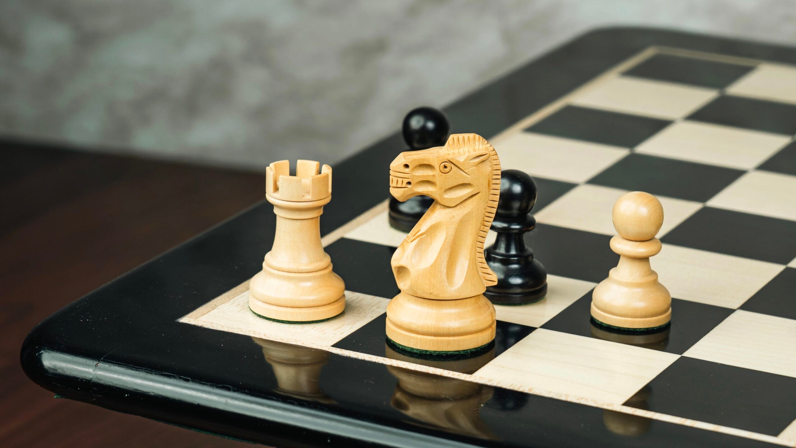 3.9” REYKJAVIK STAUNTON EBONISED WEIGHTED CHESS PIECES, 21” EBONY CHESSBOARD & STORAGE BOX