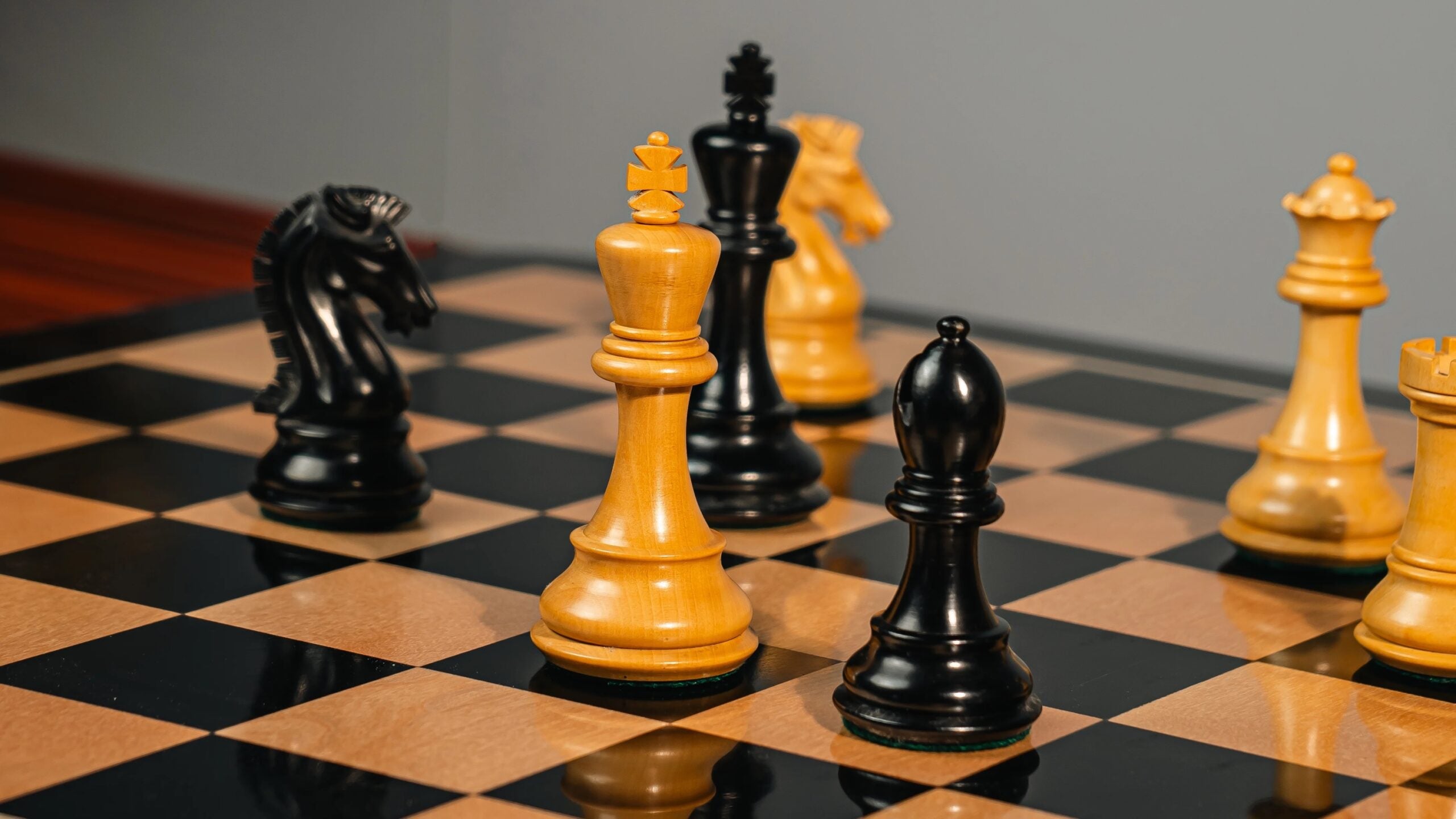 3.9” MOHAWK KNIGHT STAUNTON TRIPLE WEIGHTED EBONISED CHESS PIECES