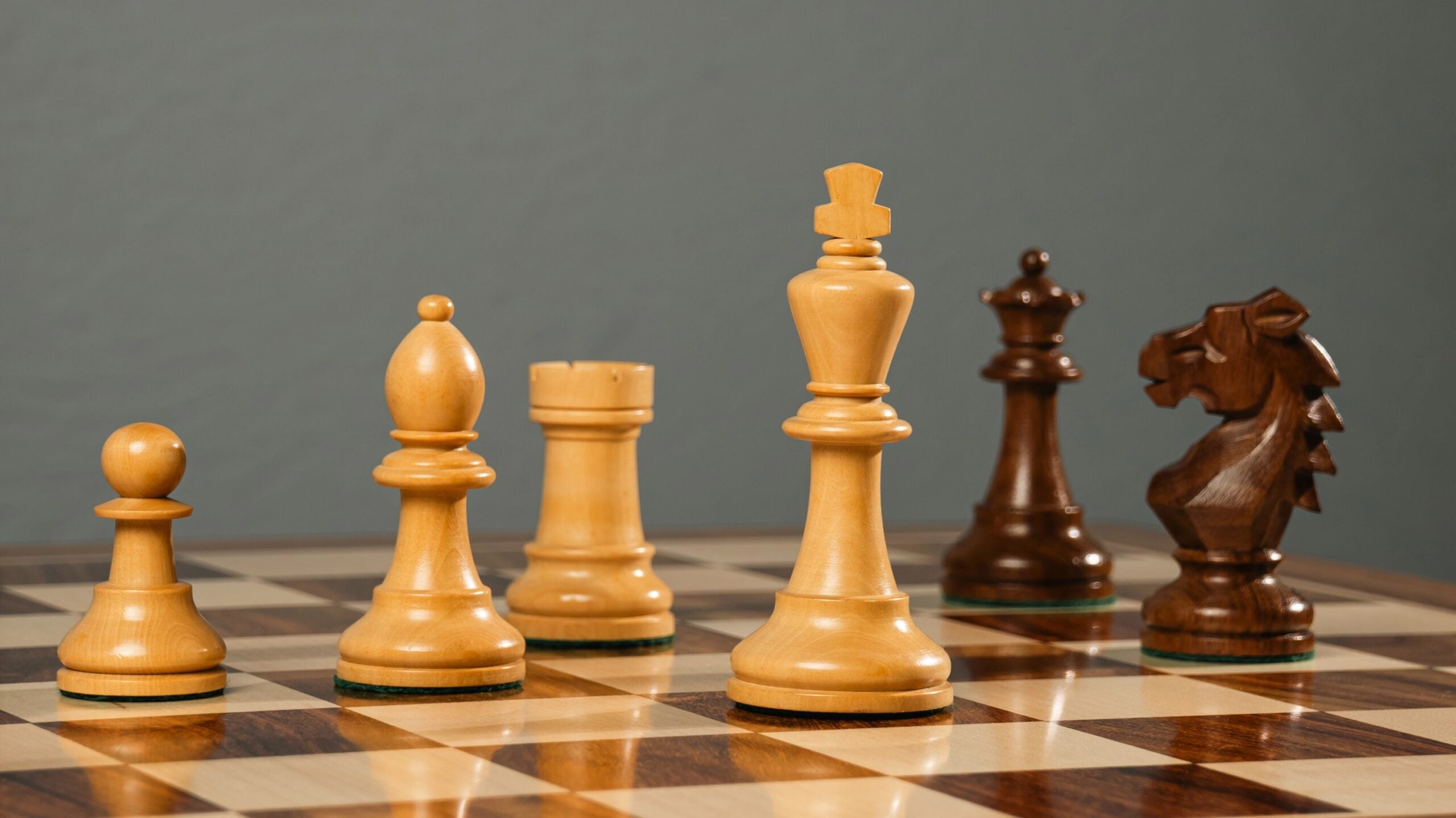3.9” REPRODUCED BOHEMIAN GOLDEN ROSEWOOD TRIPLE WEIGHTED CHESS PIECES, 21” GOLDEN ROSEWOOD CHESSBOARD & BOX