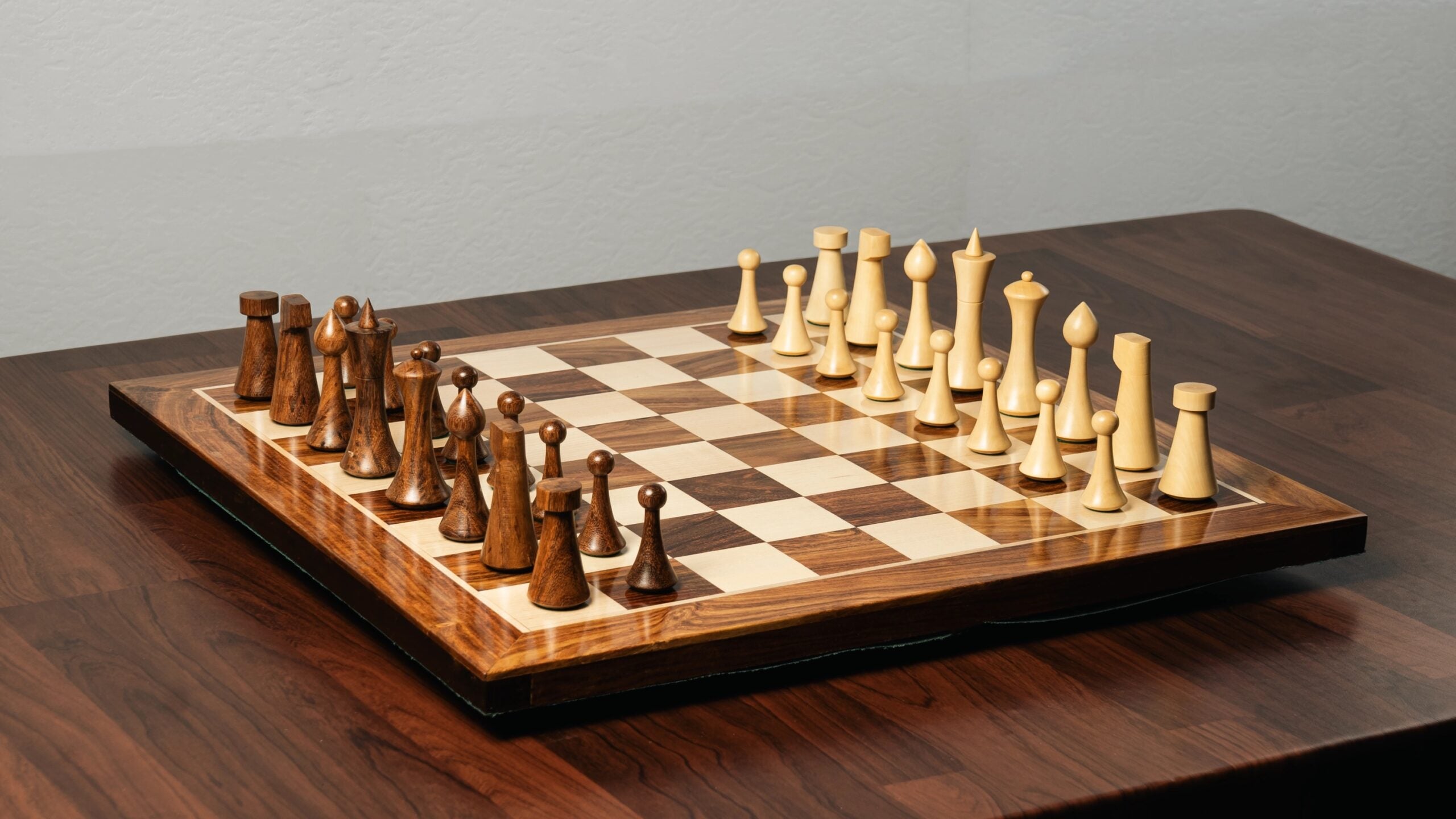 4” HERMAN OHME MINIMALIST WEIGHTED CHESS PIECES, 21’ WOODEN CHESSBOARD & STORAGE BOX