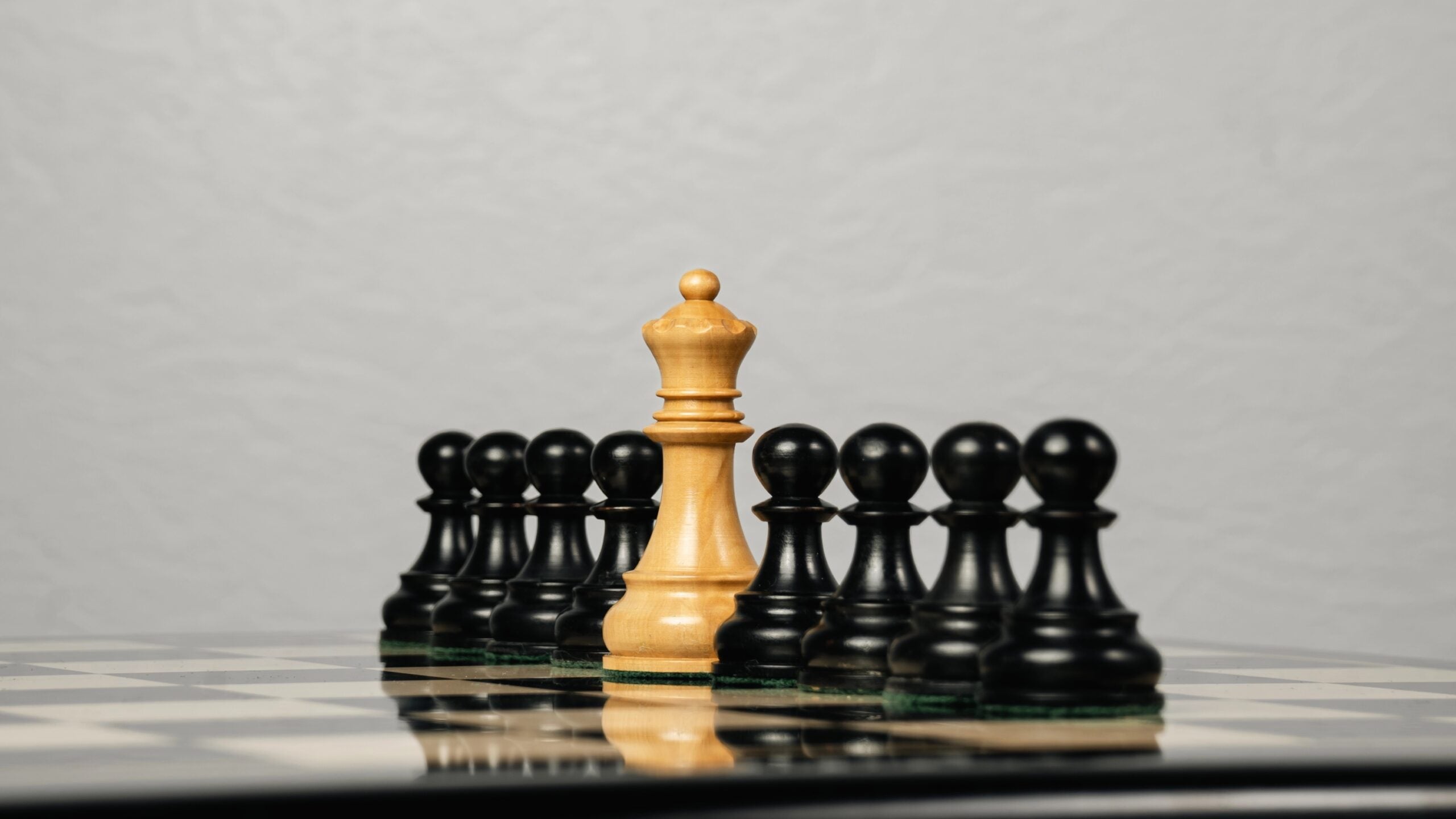 3.75” 1970s’ DUBROVINIK FISCHER TRIPLE WEIGHTED EBONISED CHESS PIECES WITH EXTRA QUEENS