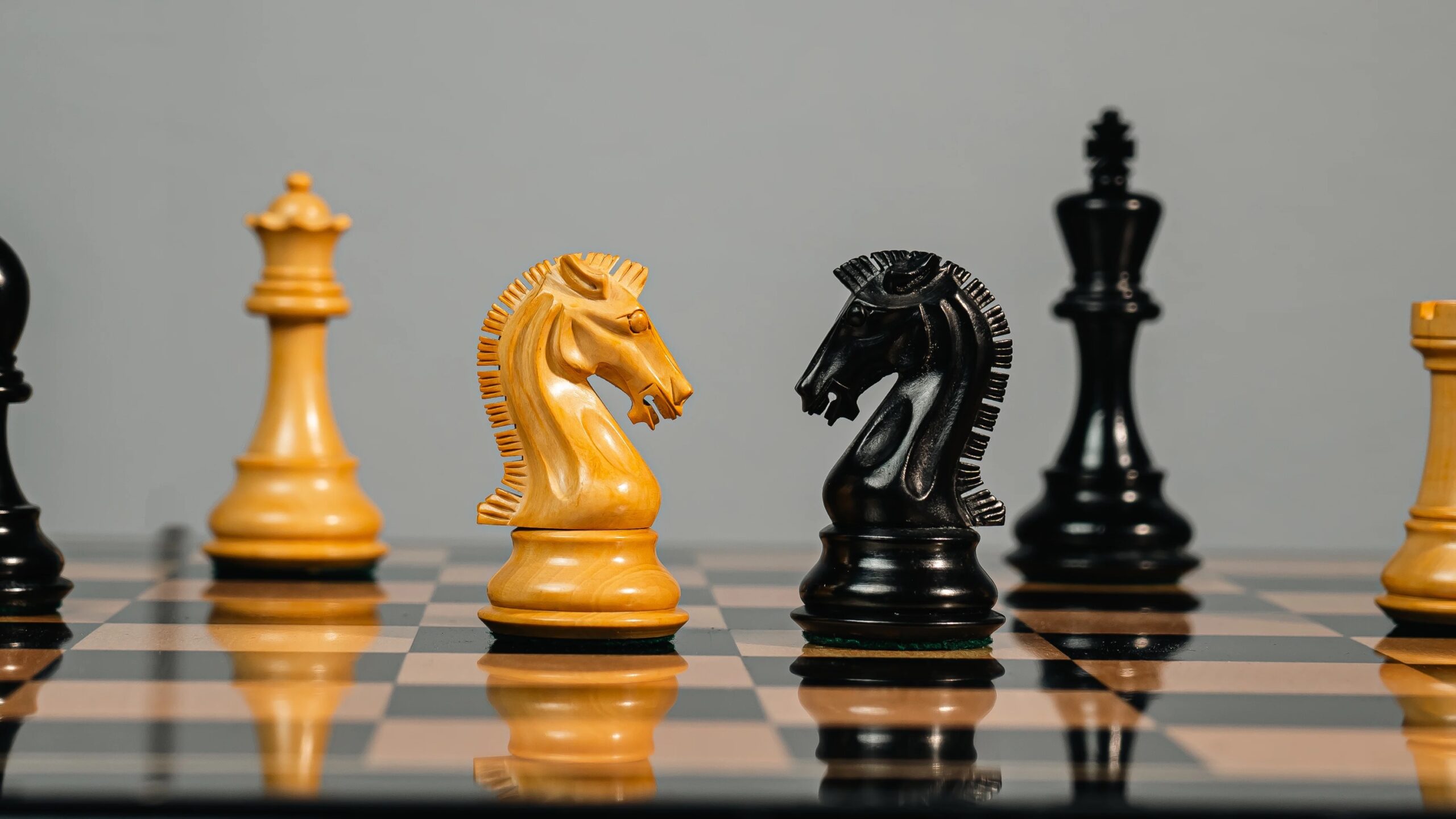 Mohawk knight staunton wooden chess set