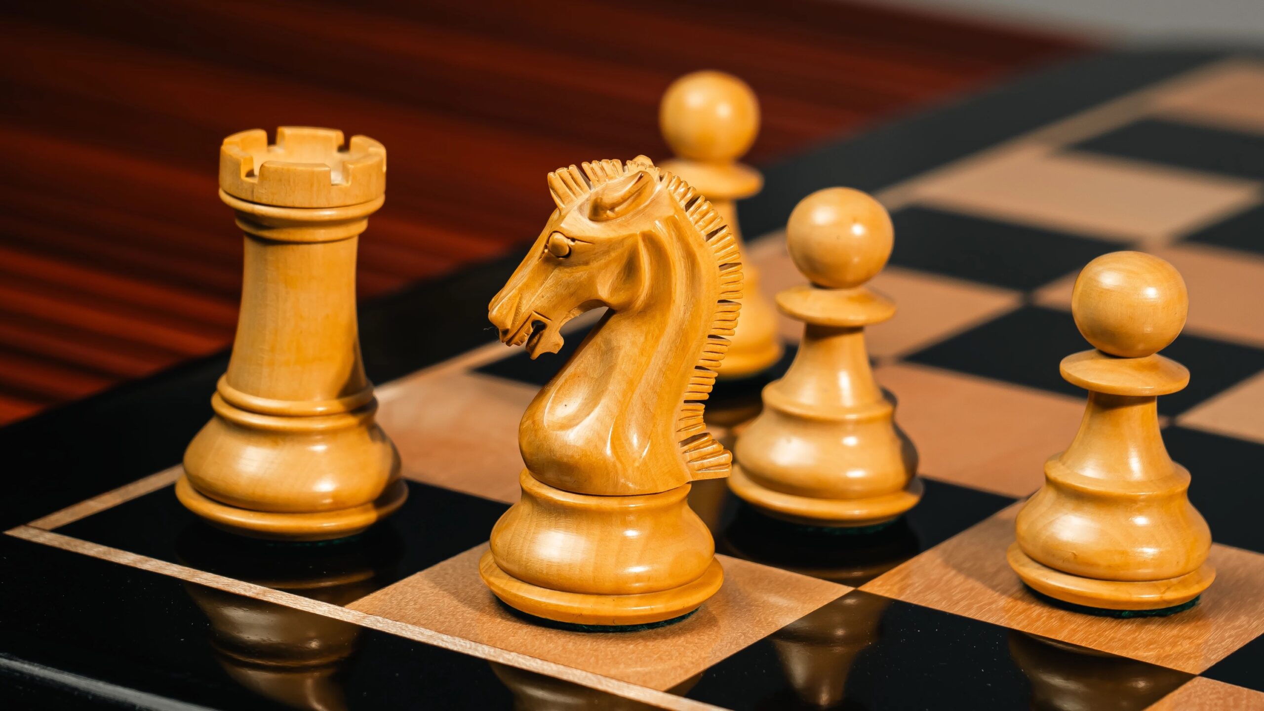 Mohawk Kinght Staunton chess set